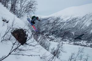 osoba na nartach skacząca ze śnieżnej góry w obiekcie Tromsdalen Aurora Apartments w mieście Tromsø