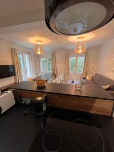 - un salon avec une table et un canapé dans l'établissement Domaine des rives d'Ormoy - Athamante, à Ormoy-la-Rivière