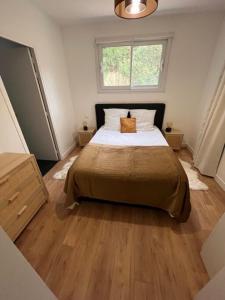 ein Schlafzimmer mit einem großen Bett und einem Fenster in der Unterkunft Domaine des rives d'Ormoy - Athamante in Ormoy-la-Rivière