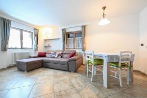 a living room with a couch and a table and chairs at Casa Lief in Mazzin