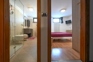 a bathroom with a glass door leading to a bedroom at Casa Lief in Mazzin