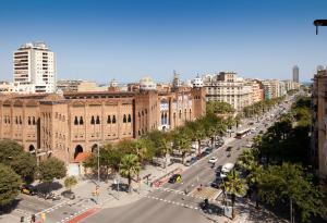 vistas a una calle de una ciudad con edificios en AB Marina Apartments, en Barcelona