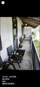 - une terrasse couverte avec 2 chaises assises sur un balcon dans l'établissement memory corner, à Ipoh
