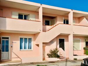 イーゾラ・ロッサにあるapprodoflatのピンクのアパートメントビル(バルコニー付)