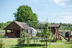 un parque con parque infantil y pabellón en Domki Niegowa, en Niegowa