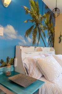 Un pat sau paturi într-o cameră la Cardinal Inn Beach Room