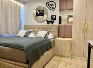 Ένα ή περισσότερα κρεβάτια σε δωμάτιο στο North Nest Luxury Suites