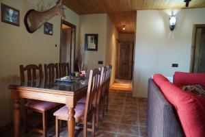 comedor con mesa, sillas y sofá en Rural La Parra Castril 2 madera en Castril