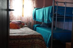 Dviaukštė lova arba lovos apgyvendinimo įstaigoje Rural La Parra Castril 2 madera