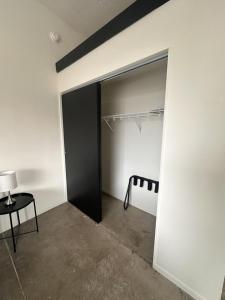 Zimmer mit einem Schrank mit einer schwarzen Tür und einem Tisch in der Unterkunft Flexhome Westown 2BR RS3 in Fiserv and Theater District - READ INFO in Milwaukee