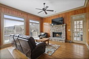 sala de estar con sofá y chimenea en The Laurel Ridge Den in Big Canoe with hot tub, en Marblehill