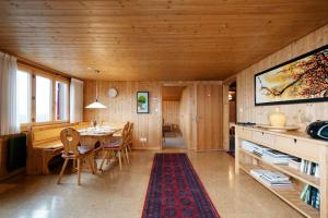 ein Esszimmer mit einem Tisch und Stühlen in der Unterkunft Apartment im Chalet Sidonie in Amden