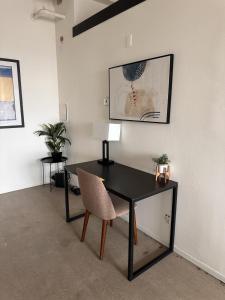a black desk with a chair and a lamp at Flexhome Westown 1BR RS2 near Fiserv and Theater District - READ INFO in Milwaukee
