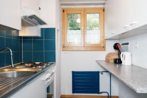 Η κουζίνα ή μικρή κουζίνα στο Apartment im Chalet Sidonie