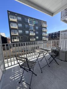 um pátio com 2 cadeiras e uma mesa na varanda em Flexhome East Side 1BR R2 - Brady Fiserv Balcony - READ INFO em Milwaukee