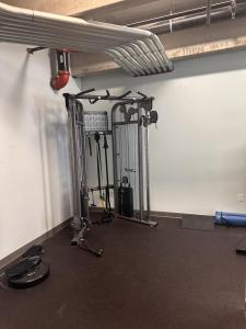 um ginásio com vários equipamentos de exercício numa sala em Flexhome East Side 1BR R2 - Brady Fiserv Balcony - READ INFO em Milwaukee