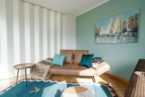 salon z kanapą i niebieskimi poduszkami w obiekcie Apartment Mariahalden w mieście Weesen