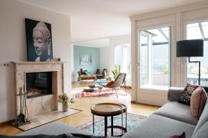 salon z kanapą i kominkiem w obiekcie Apartment Mariahalden w mieście Weesen