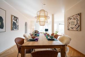 jadalnia z długim stołem i krzesłami w obiekcie Apartment Mariahalden w mieście Weesen