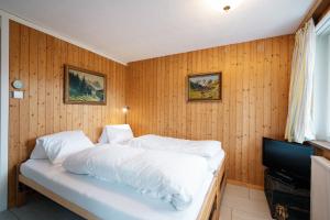 מיטה או מיטות בחדר ב-Apartment im Chalet Speer