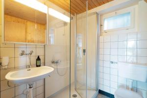 Bilik mandi di Apartment im Chalet Speer