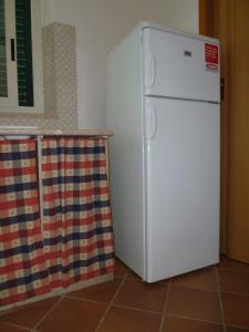 białą lodówkę w kuchni obok blatu w obiekcie Villetta Mare Valderice w mieście Valderice