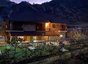 Nespecifikovaný výhled na hory nebo výhled na hory při pohledu z hostelu
