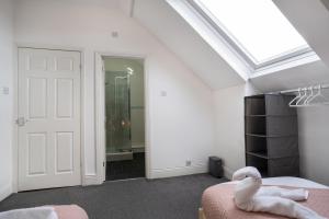 a bedroom with a bed with a swan on it at 4Bedrooms-3Bath-9Beds-Wallsend in Old Walker