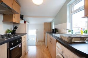 Кухня или мини-кухня в 4Bedrooms-3Bath-9Beds-Wallsend
 +21 фотография