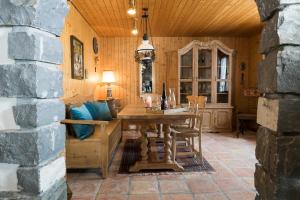 uma sala de jantar com uma mesa de madeira e cadeiras em Chalet Theresia em Amden