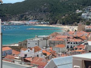 - une vue sur une ville avec une plage et des bateaux dans l'établissement Just Sezimbra, à Sesimbra