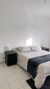 a bedroom with a bed with a black nightstand and a bed sidx sidx sidx at Chambres sur Cergy in Cergy
