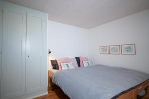 Un dormitorio con una cama con almohadas. en Chalet Fridolin, en Amden
