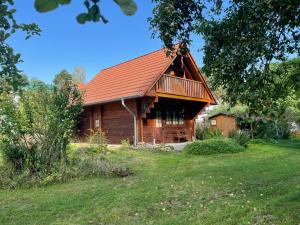 a log cabin with a red roof at Garten Eden in Frohburg