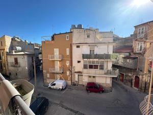 een uitzicht op een stad met auto's geparkeerd op een straat bij Dolce Marea Suites in Licata