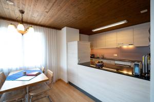 een keuken met een eettafel en een aanrecht bij Apartment Bischofberger D22 in Amden