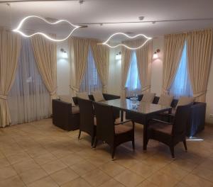 ONOVO Dendra Hotel في كييف: غرفة طعام مع طاولة وكراسي
