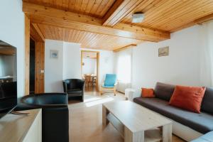 een woonkamer met een bank en een tafel bij Apartment Sonne in Amden