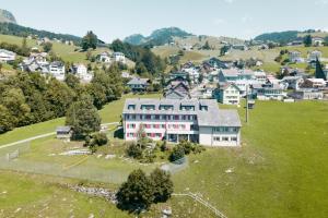 eine Luftansicht eines großen Hauses auf einem Hügel in der Unterkunft Schwendihaus Apartment in Amden