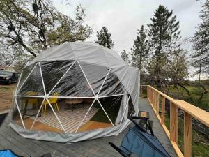 Fotografie z fotogalerie ubytování Enchanted Forest Dome ,10-15 minutes to Kings Canyons-New pellet stove for cozy warm nights v destinaci Dunlap