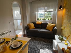 sala de estar con sofá y mesa en Yellow Home, en Santiago de Compostela