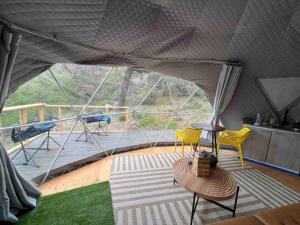 Ruang duduk di Enchanted Forest Dome ,10-15 minutes to Kings Canyons-New pellet stove for cozy warm nights