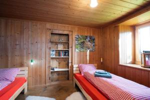 Cottage Obereichholzberg في ويسن: غرفة بسريرين في غرفة خشبية