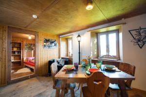jadalnia z drewnianym stołem i krzesłami w obiekcie Cottage Obereichholzberg w mieście Weesen