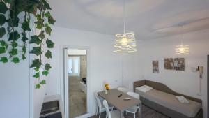 een woonkamer met een bank en een tafel bij Lucana Rooftop in Matera