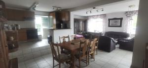 a kitchen and living room with a table and chairs at Landhaus Wohnung in D 63667 Nidda, Gäßchen 8 Erdgeschoss rechts in Nidda