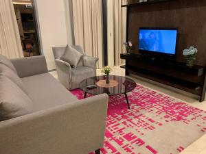 吉隆坡的住宿－Tropicana The Residence Klcc By Luxe Suites，带沙发和电视的客厅
