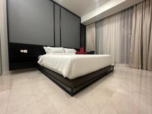 吉隆坡的住宿－Tropicana The Residence Klcc By Luxe Suites，一间卧室,配有一张大床,上面有一只红色的填充动物