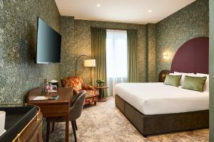 ein Hotelzimmer mit einem Bett und einem Schreibtisch in der Unterkunft The House Hotel, an Ascend Hotel Collection Member in Galway