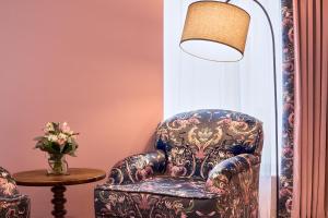 ゴールウェイにあるThe House Hotel, an Ascend Hotel Collection Memberの椅子、ランプ、テーブル付
